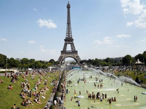 Paris trải qua ngày nóng nhất trong lịch sử