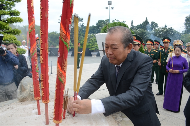 Lanh dao Dang, Nha nuoc va TP. Ho Chi Minh dang huong tuong niem cac anh hung liet si