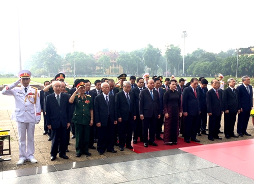 Lanh dao Dang, Nha nuoc va TP. Ho Chi Minh dang huong tuong niem cac anh hung liet si