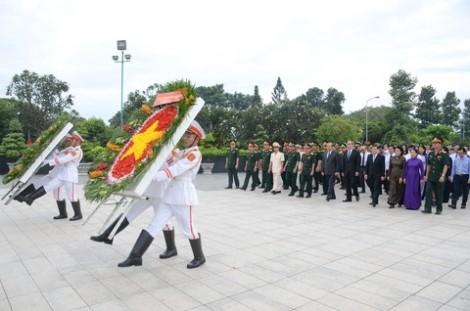 Lãnh đạo Đảng, Nhà nước và TP. Hồ Chí Minh dâng hương tưởng niệm các anh hùng liệt sĩ