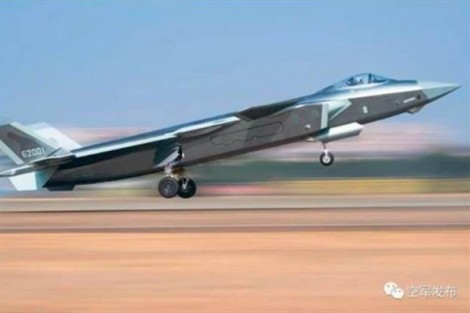 Trung Quốc dùng chiến đấu cơ tàng hình J-20 để ‘nhòm ngó’ Đài Loan