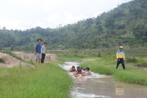 Ngăn suối dạy bơi cho trẻ dưới chân núi Chư Đăng Ya