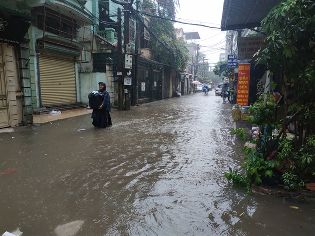 Nhieu tuyen pho Ha Noi thanh 'song' do anh huong hoan luu bao so 3