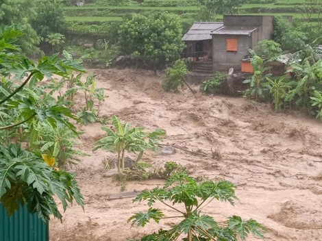 Bản vùng cao tan hoang sau lũ quét, 13 người mất tích