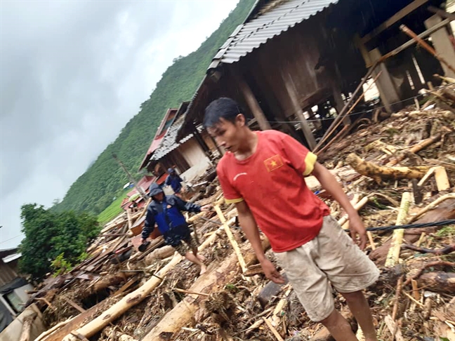 Buoi sang kinh hoang noi lu quet ap ve cuon troi 17 nguoi, 20 ngoi nha