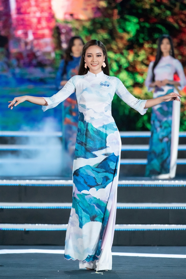 Chiec ao dai 'diem bao' dua Luong Thuy Linh tro thanh ‘Hoa hau The gioi Viet Nam 2019’