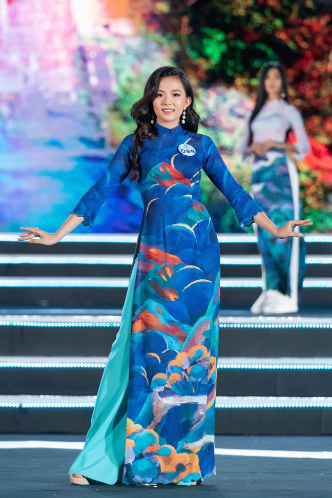 Chiec ao dai 'diem bao' dua Luong Thuy Linh tro thanh ‘Hoa hau The gioi Viet Nam 2019’