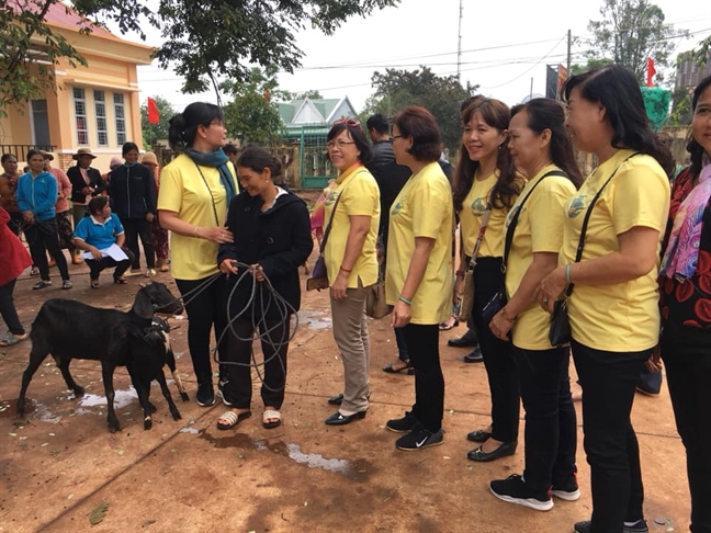 Tang qua va 20 cap de giong cho phu nu dan toc vung bien 