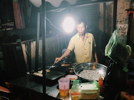 Hàng bánh hẹ tròn giữa trung tâm thành phố lúc nào cũng chật kín người