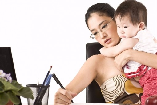 Nét chữ chồng trên sổ khám thai của đồng nghiệp