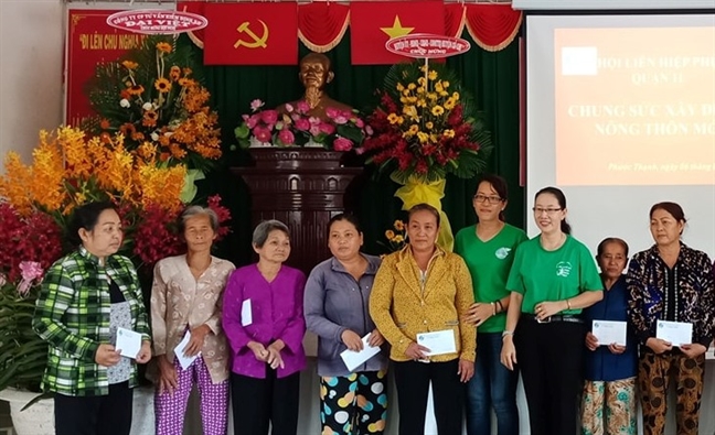 Dang huong tuong nho ma Ranh va tang qua cho phu nu ngheo