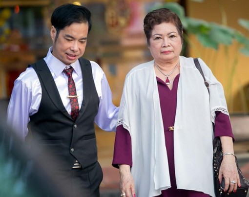 Những sao Việt 'to xác' nhưng vẫn phụ thuộc mẹ