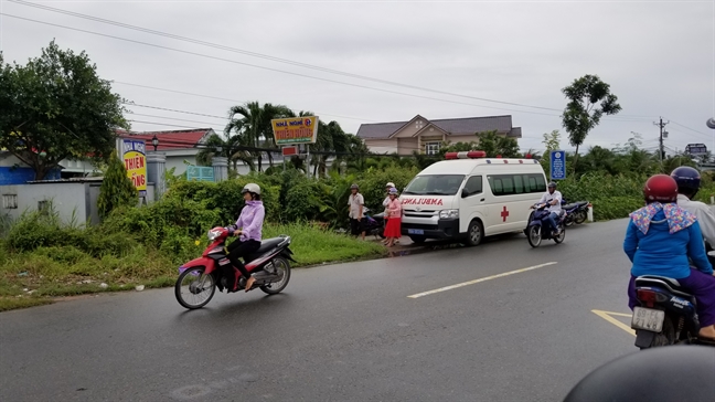 Chu tich Ca Mau chi dao xu ly nghiem vu cong an bi tat xang dot khi cuong che dat