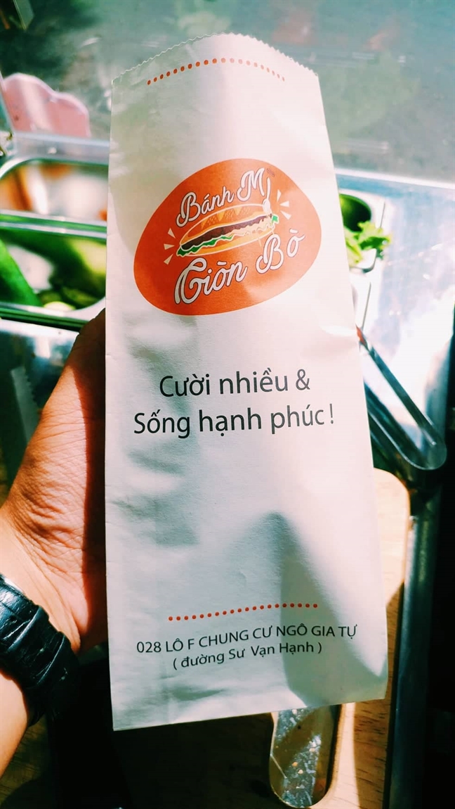 Ki la quan banh mi gion bo muon khach 'cuoi nhieu, song hanh phuc'