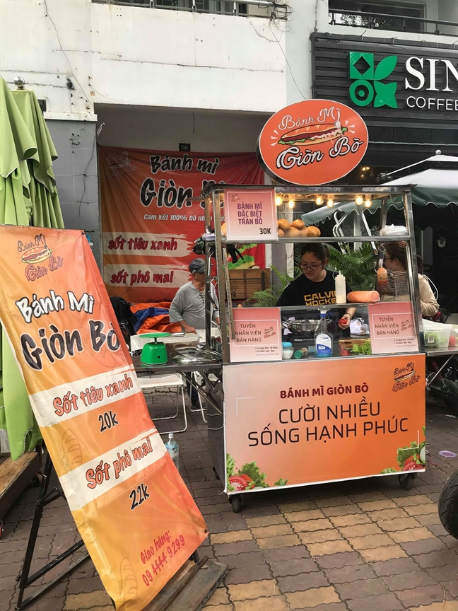 Ki la quan banh mi gion bo muon khach 'cuoi nhieu, song hanh phuc'