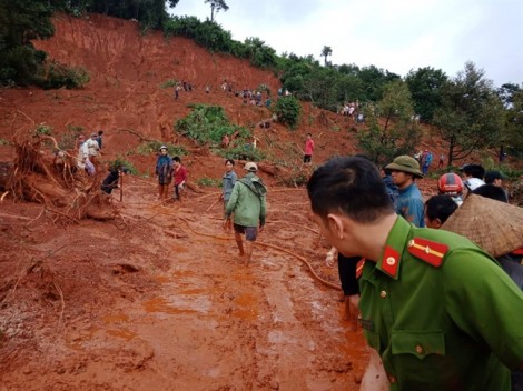 3 người trong một gia đình nghi bị vùi lấp do sạt lở đồi