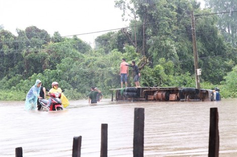 Đi dự đám tang, 2 cha con cùng ô tô bị nước cuốn trôi