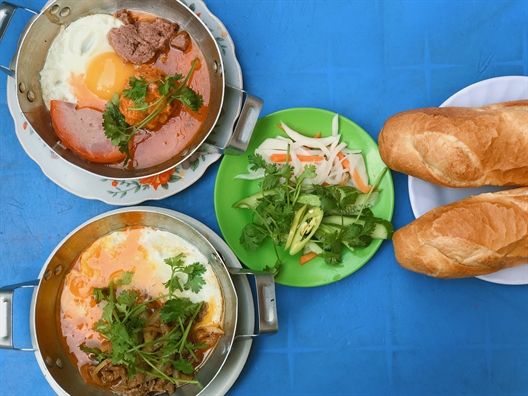 Hang banh mi chao binh dan hut khach ngay trung tam quan 1