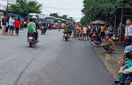 Clip: Deo Bao Loc te liet hoan toan, hang tram hanh khach vat vo ngoai duong