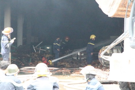 Nhà xưởng đổ sập sau vụ cháy dữ dội trong Khu công nghiệp Sóng Thần 3
