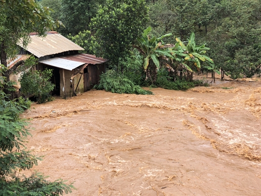 Binh Phuoc: Lu cuon troi 2 cau treo, 5.000 nguoi so tan van chua the ve nha 