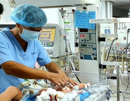 Hít phân su từ trong bụng mẹ, bé trai 1 ngày tuổi rơi vào hôn mê