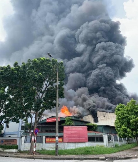 Cháy lớn gần siêu thị Aeon Mall Long Biên