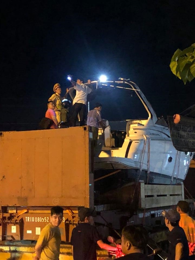 Kiem tra container vuong gam cau tren cao toc Long Thanh, phu xe tu vong