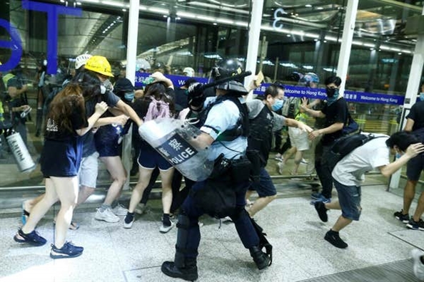 Cac chuyen bay duoc noi lai sau cuoc dung do du doi giua nguoi bieu tinh va canh sat Hong Kong