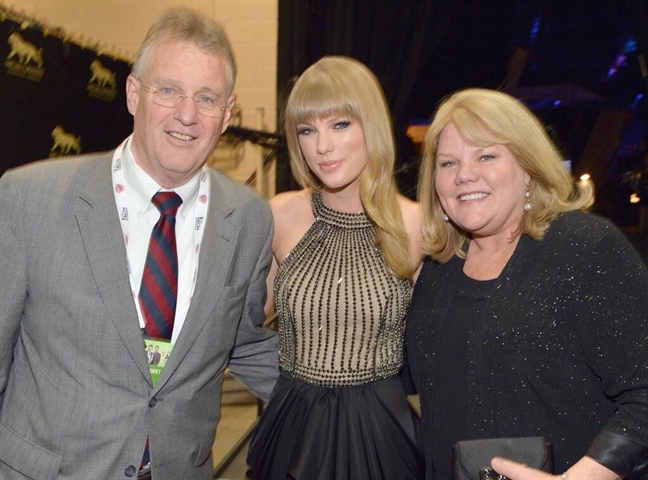 2 people met in the "replacement of the elite" meeting Taylor Swift