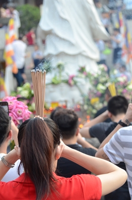 Chum anh: Cac chua Sai Gon dong nghet nguoi di le Vu Lan