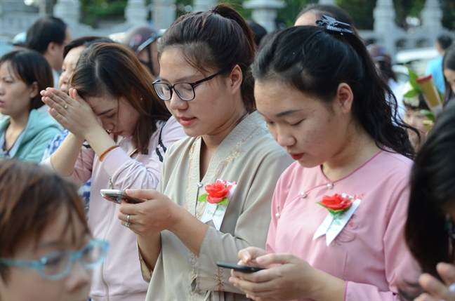 Chum anh: Cac chua Sai Gon dong nghet nguoi di le Vu Lan