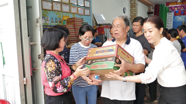 Ket noi kieu bao, tang qua cho hoi vien Hoi nguoi mu