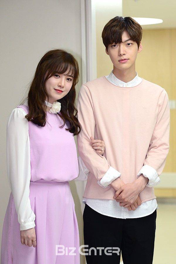 Thoi trang ngot ngao cua 'nang co' Goo Hye Sun va chong tre