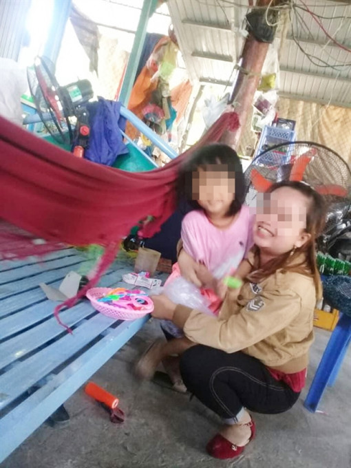 Sau bảy năm hôn nhân, chồng theo người khác, hai con nhỏ bị mẹ chồng bắt hết