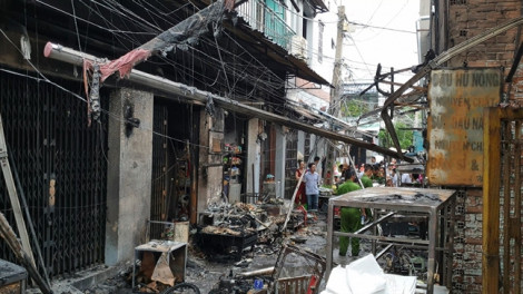 'Bà hỏa' thiêu rụi 6 ki-ốt giữa Sài Gòn, người dân trắng tay
