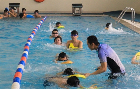 Dạy con tập bơi có dễ không?