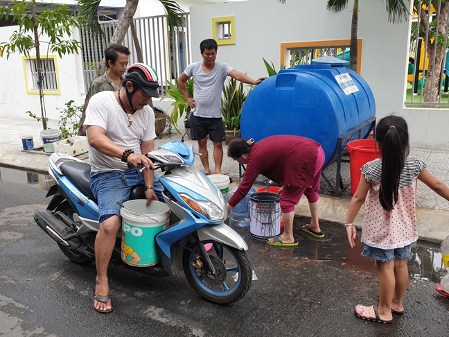 Da Nang huy dong xe quan doi tiep nuoc cho nguoi dan