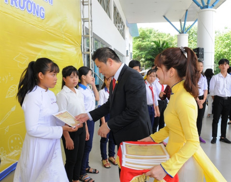 Nam Á Bank trao học bổng và tuyên truyền bảo vệ môi trường cho học sinh tỉnh Long An