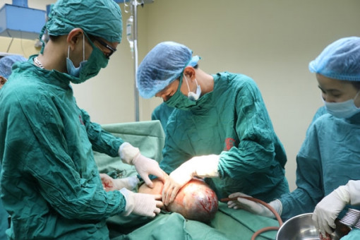 Bất ngờ bé trai nặng 3,7 kg 'đẻ bọc điều'