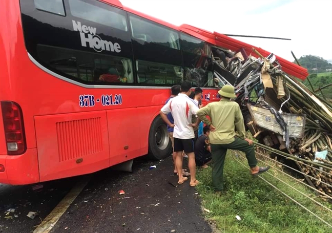 Chuyen xe dinh menh cua 2 co ban than tren duong nhap hoc