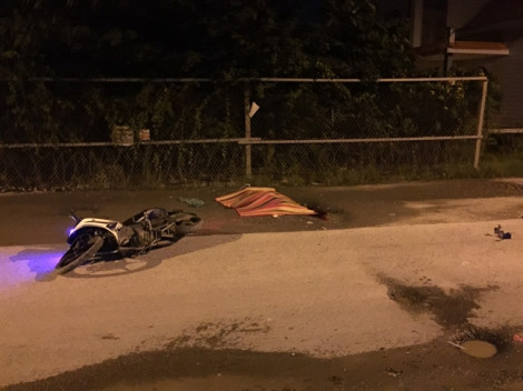 Người đàn ông ngã chết trên đường dày đặc ổ gà ven Sài Gòn