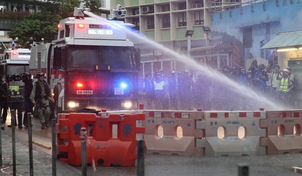 Dung do nguoi bieu tinh, canh sat Hong Kong phai ban chi thien va su dung phao nuoc