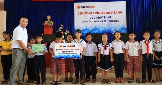 Vietbank tang 760 may tinh cho cac chua va truong hoc