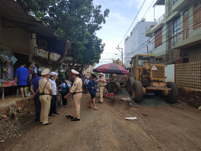 Dang sua duong ong nuoc nha minh, trung ta cong an bi xe ui de chet