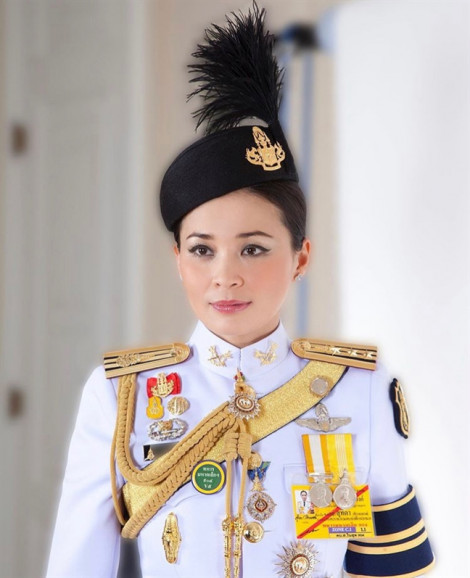 Nhan sắc một chín một mười của hoàng hậu và hoàng quý phi Thái Lan