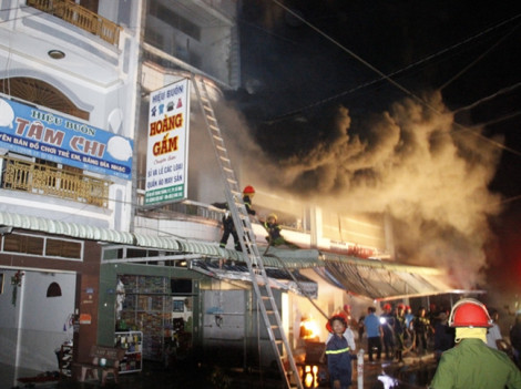 Cháy chợ lớn nhất thành phố Cà Mau, 5 người bị thương