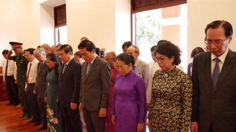 Đoàn lãnh đạo TP.HCM dâng hương, dâng hoa tưởng nhớ Chủ tịch Hồ Chí Minh và Chủ tịch Tôn Đức Thắng.
