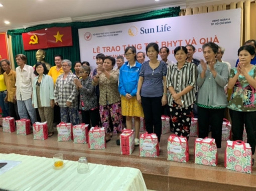 Sun Life trao tặng thẻ bảo hiểm y tế và quà tặng cho các hộ gia đình tại quận 4