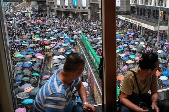 Hong Kong: Canh sat dung hoi cay va phao nuoc nhuom mau de dep dam dong